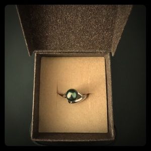 Tahia black pearl ring, 18k white gold, size 6.5